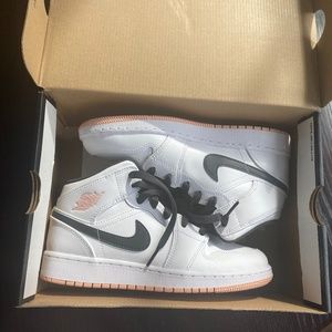 Nike  Jordan 1s Mid GS White Arctic orange (2021)